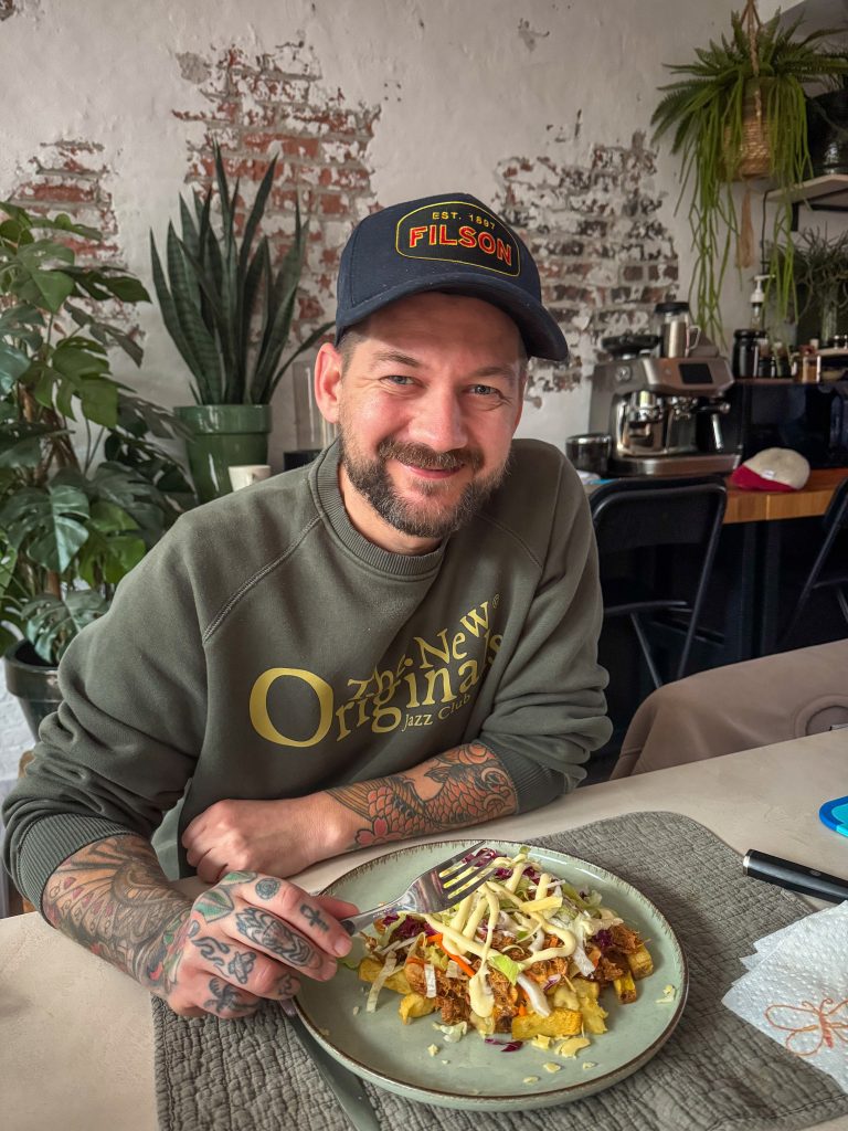 jan willem geniet van een bord pulled chicken