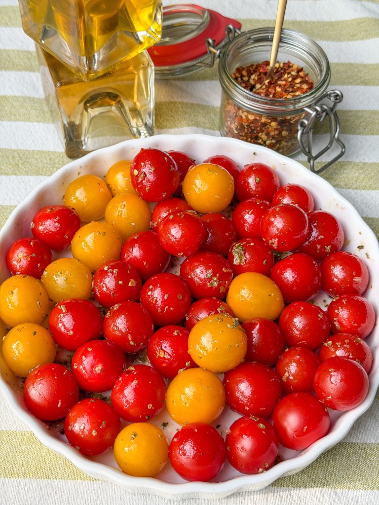 tomaatjes gemarineerd met olijfolie, knoflook en oregano voor burrata dip