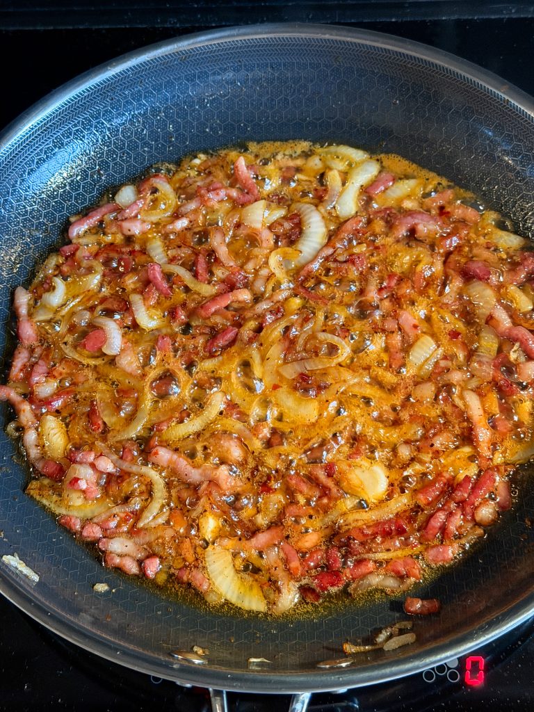 gebakken spek en ui met sambal en honing voor een kruidige en zoete smaak.