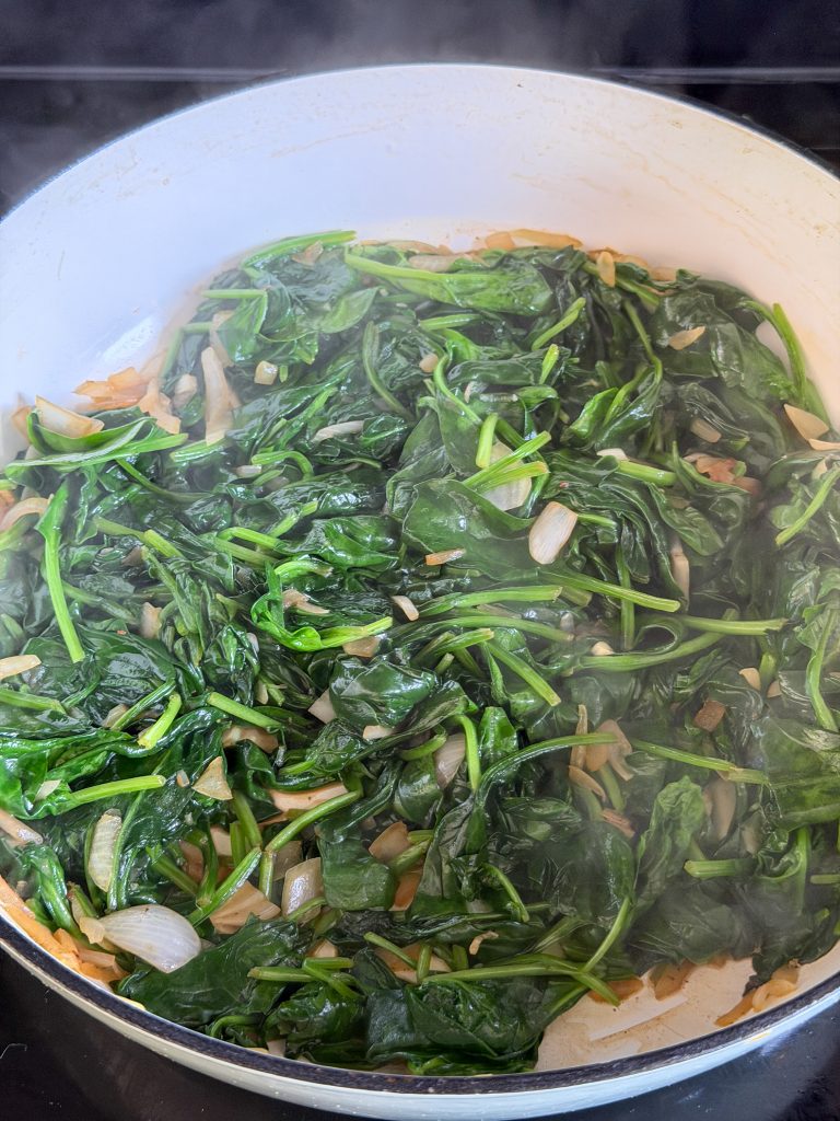 Verse spinazie bakken met ui en knoflook