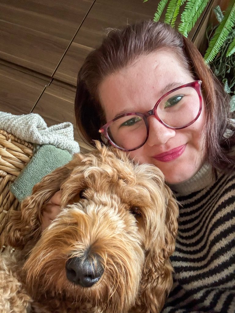 Beaudine knuffelt hond Teun op de bank