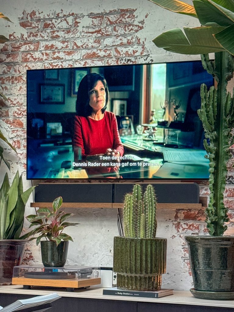 Tv moment in huis met een film op het scherm