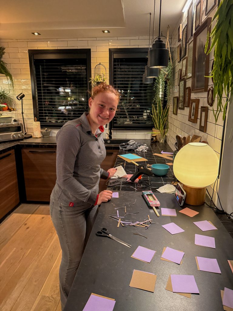 Amaranthe aan het knutselen in de keuken