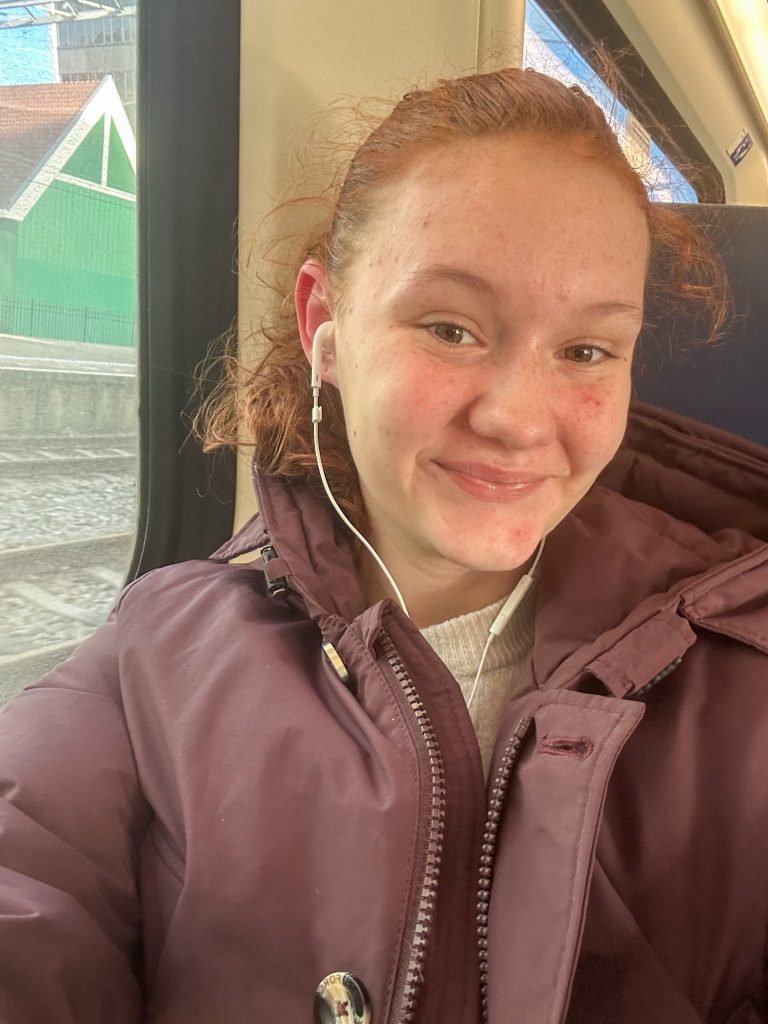 Amaranthe in de trein met oortjes in