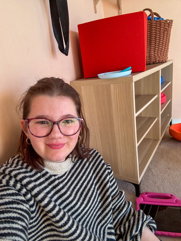 Beaudine maakt een selfie tijdens haar werkdag op de kinderopvang.