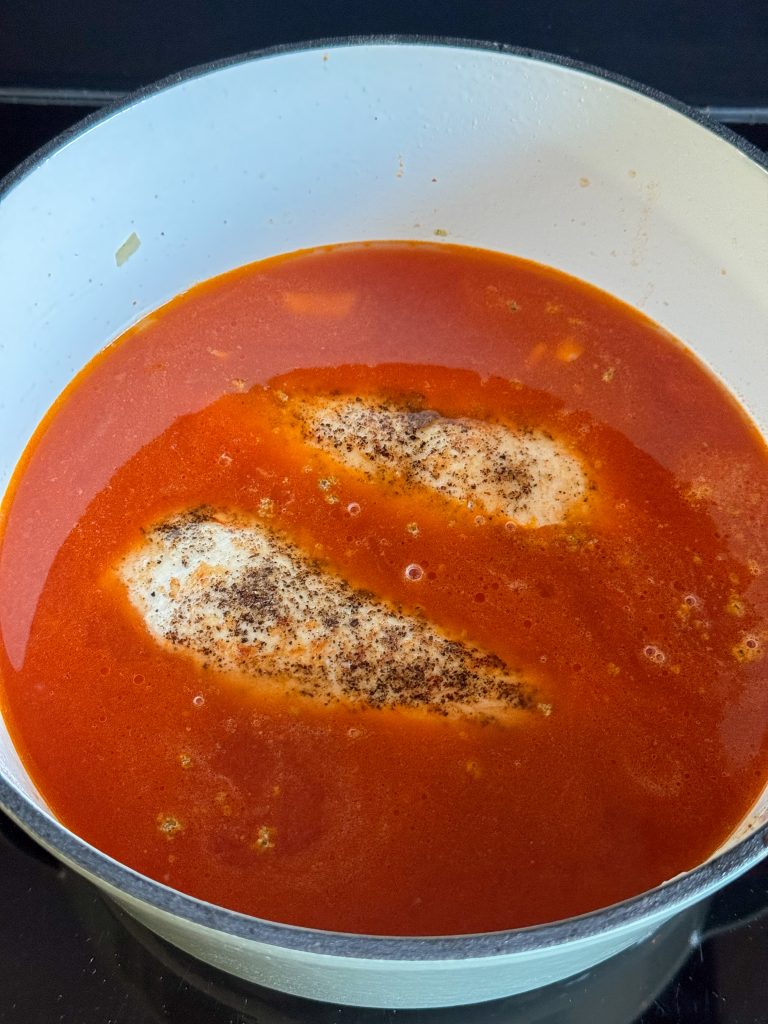 Kipfilets garen in bouillon met tomatensap