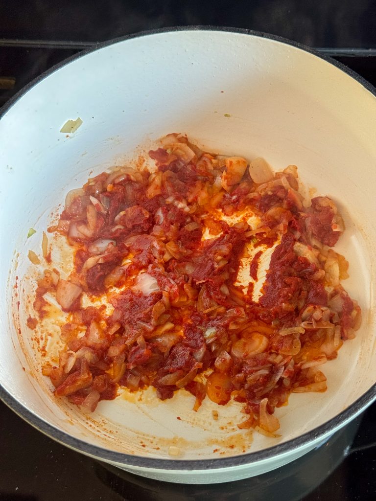 Gebakken ui met tomatenpuree