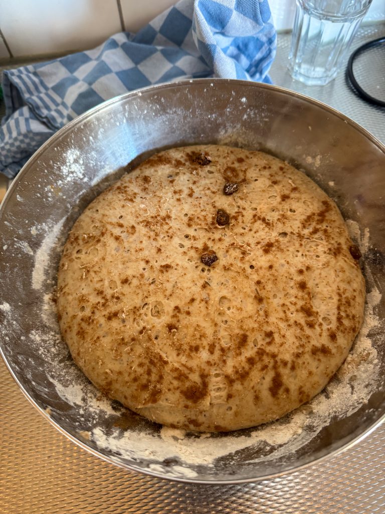 Kom met gerezen krentenbrood deeg.