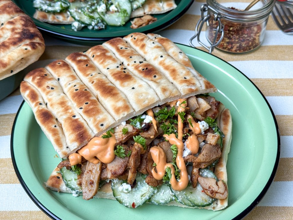 flatbread met kip kebab, komkommer salade met feta en sriracha mayonaise