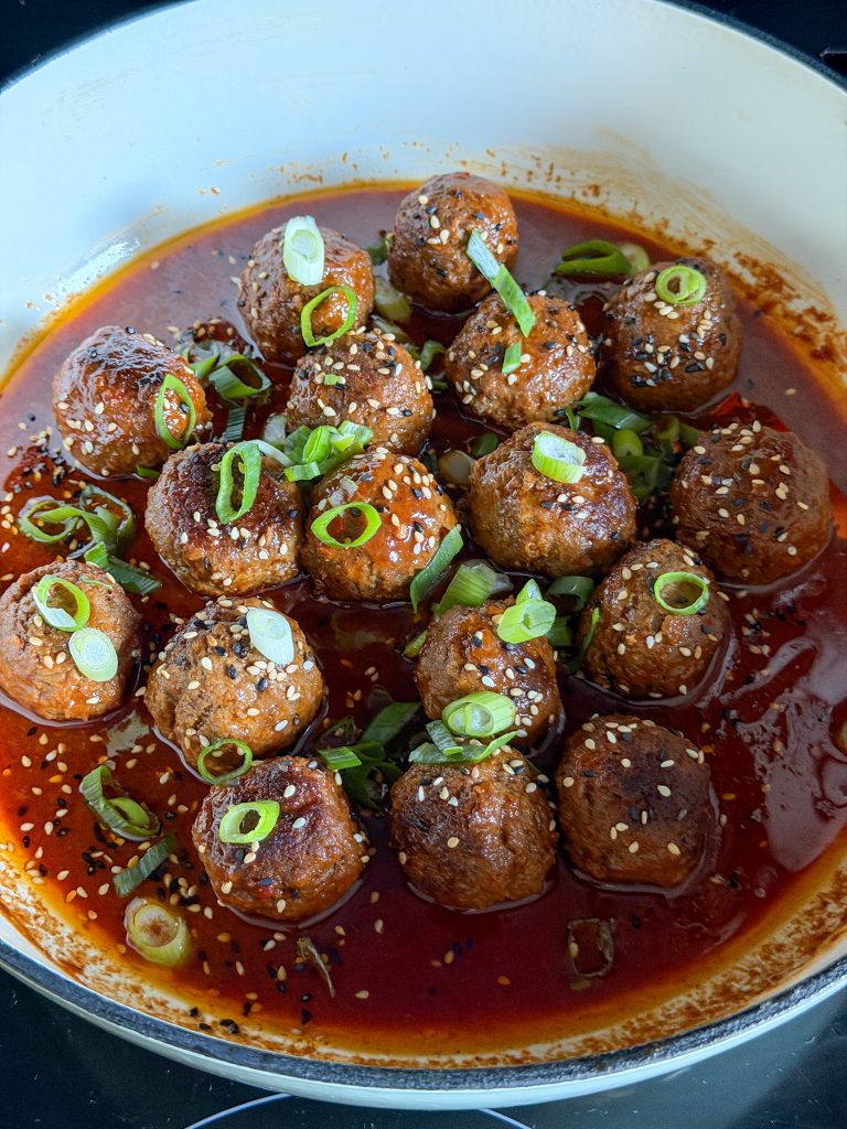 bestrooi de balletjes met bosui en sesamzaad