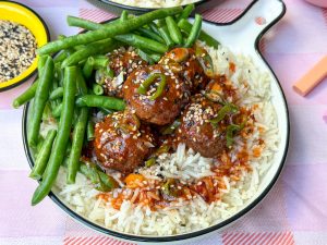 gehaktballetjes in zoetzure saus recept met sperziebonen en rijst op bord