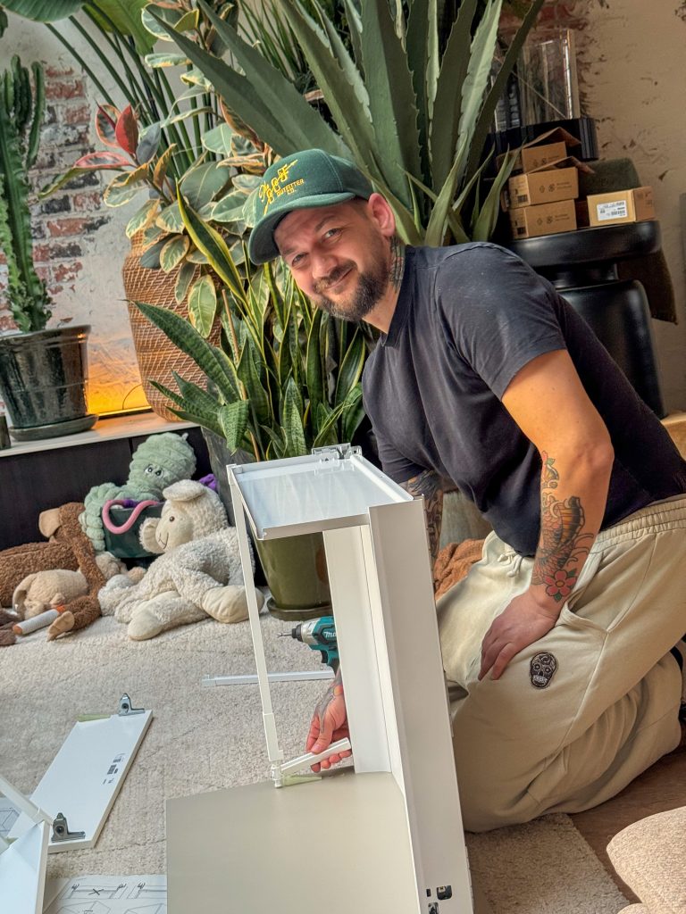 Jan Willem klust in de woonkamer