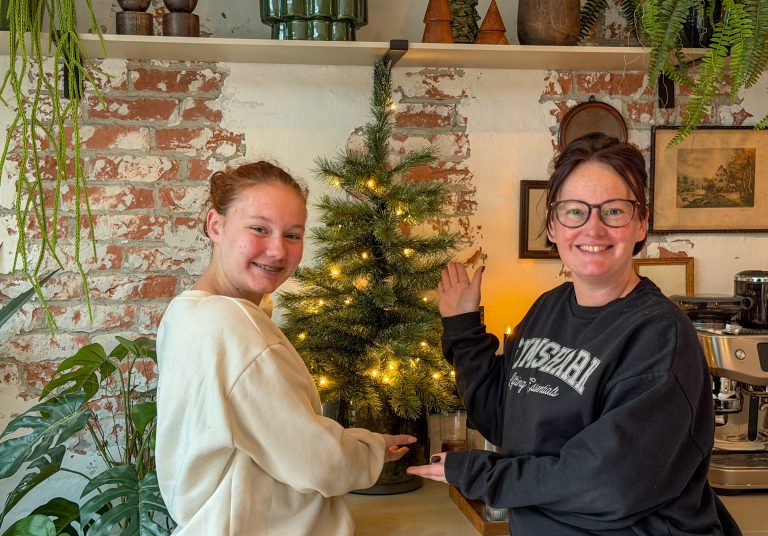 Marie Louise en Amaranthe naast de kerstboom