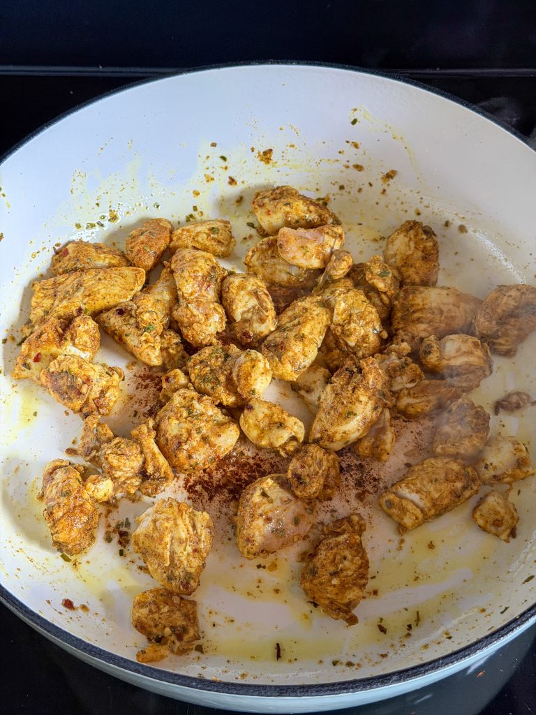 Kip met vadouvan aanbraden in pan