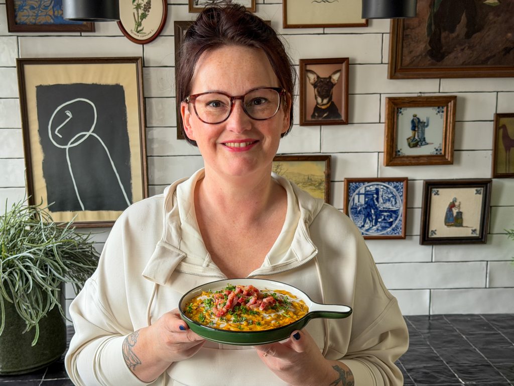 Marie Louise van Familie over de Kook met zelfgemaakte orzo gerecht met pompoen