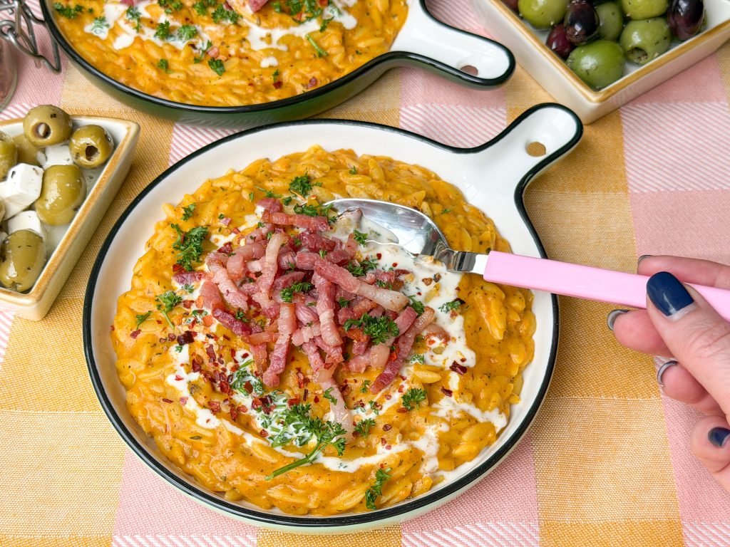 Romige orzo met pompoen, spekjes en room - opschepmoment met lepel