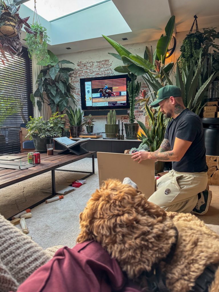 Jan Willem klust een kaste in elkaar