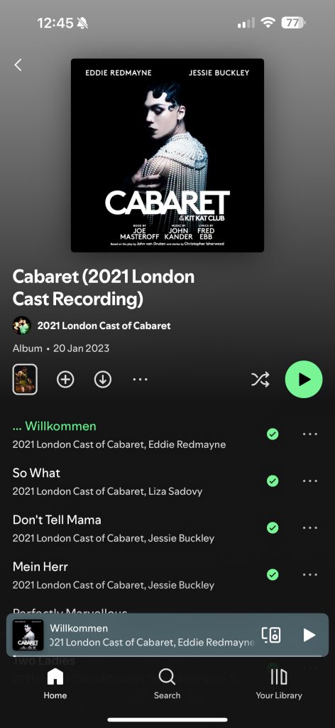 Spotify scherm met het cast album van Cabaret 2021 London Cast Recording.