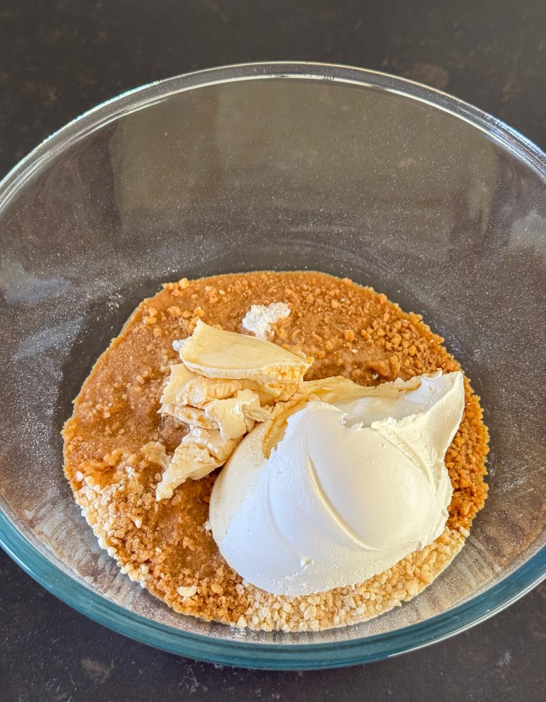 Mascarpone, espresso en poedersuiker mengen door verkruimelde lange vingers