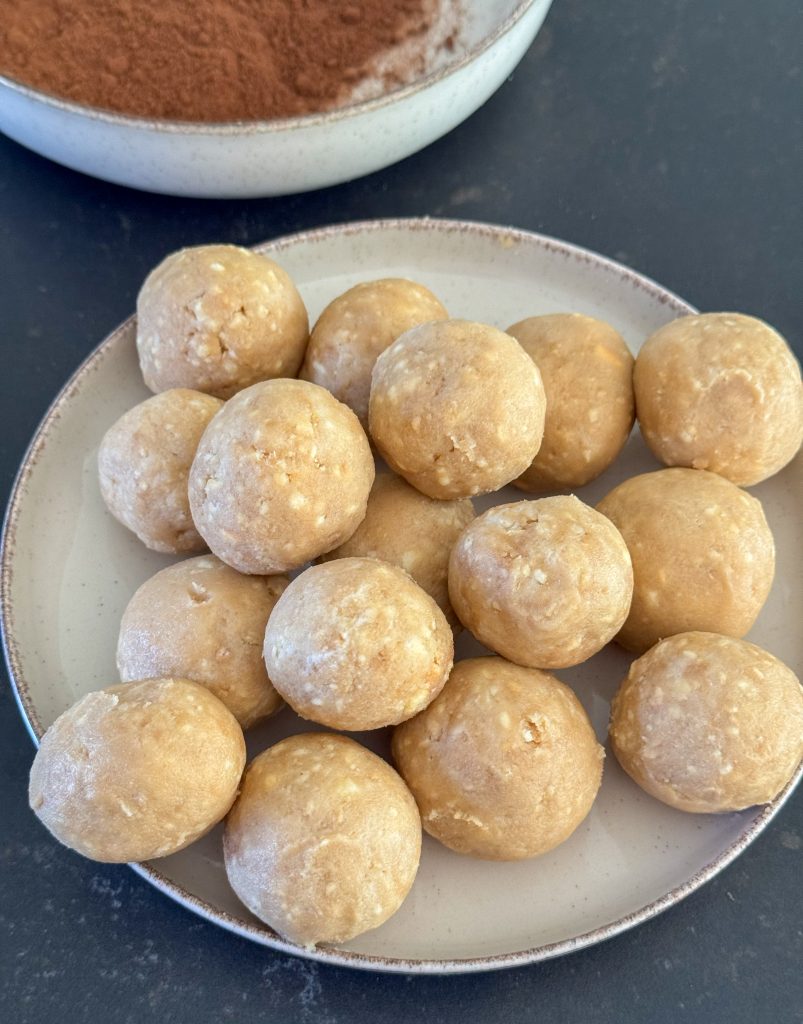 Tiramisu balletjes op een bord voor de cacaopoeder