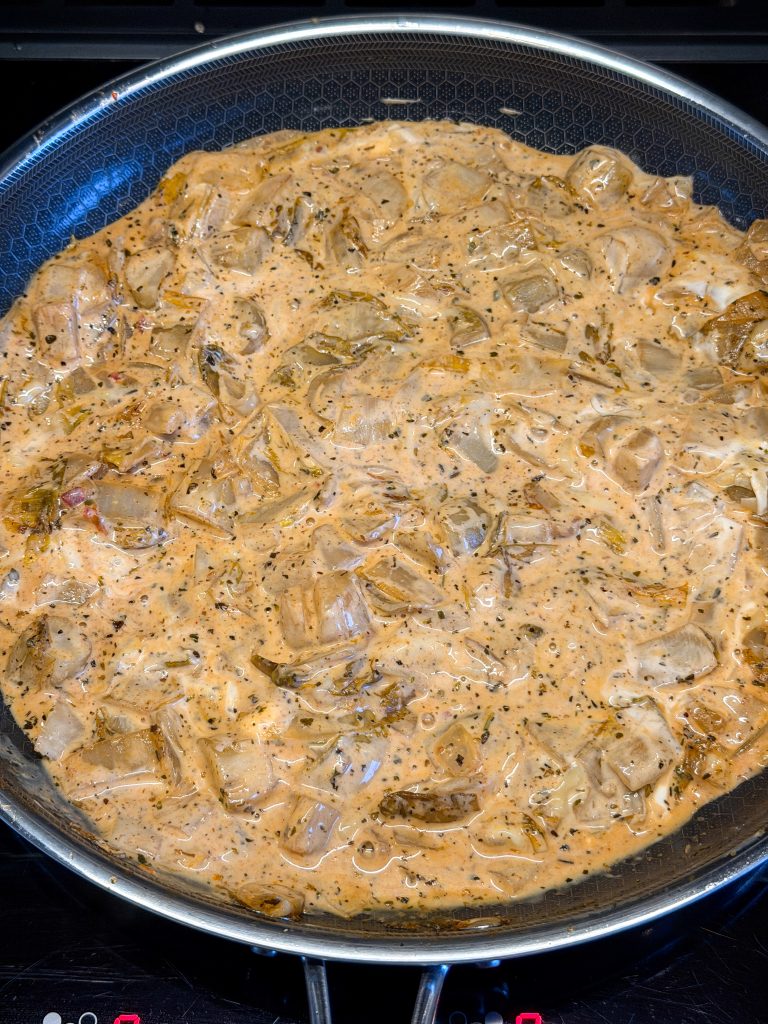 Romige witlofsaus met Italiaanse kruiden in de pan