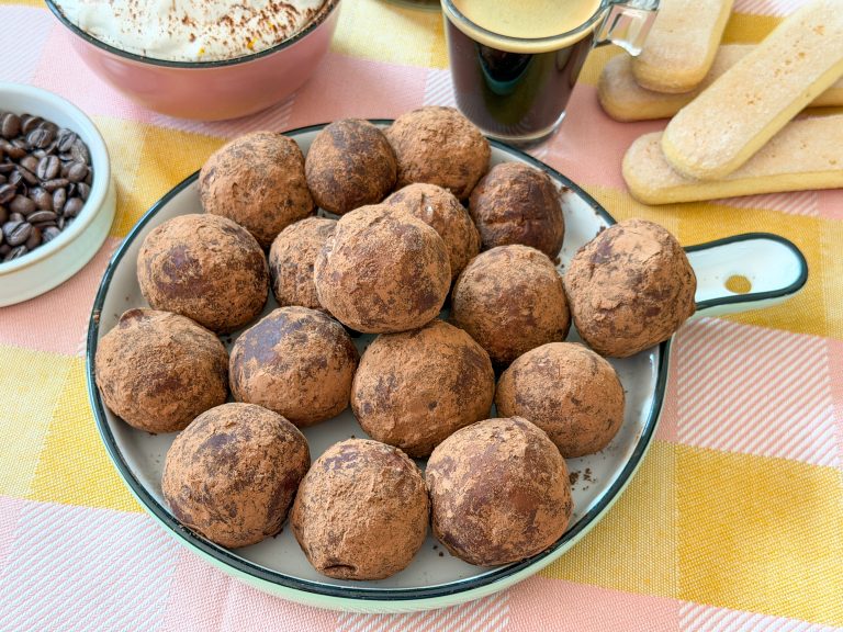 Tiramisu truffels op bord met mascarpone dip, lange vingers en espresso op tafel