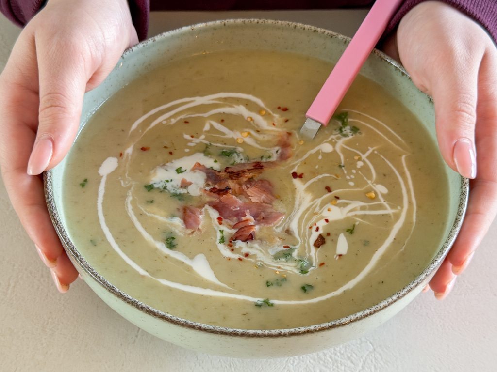 Handen houden kom met witlof soep vast