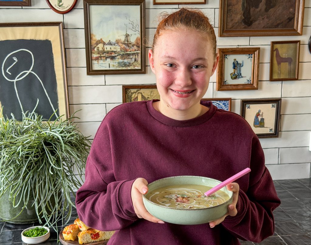 Amaranthe houdt kom met witlofsoep vast