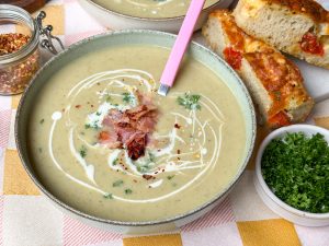 witlofsoep met room swirl en krokante ham als topping