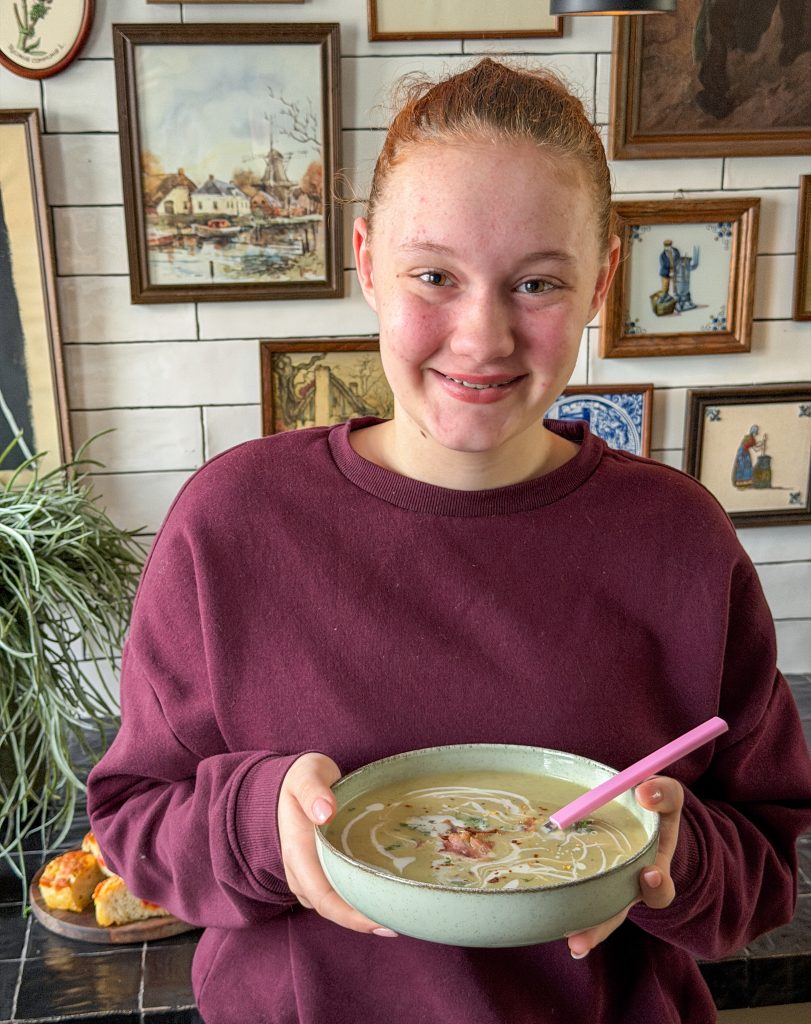 Amaranthe houd kom met soep vast