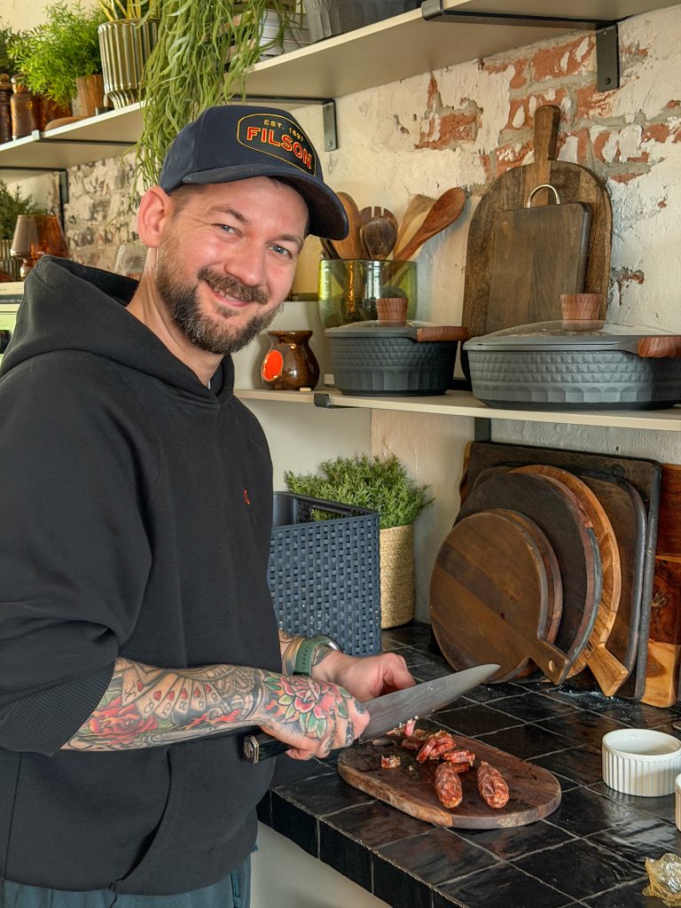 Jan Willem snijd droge worst in de keuken