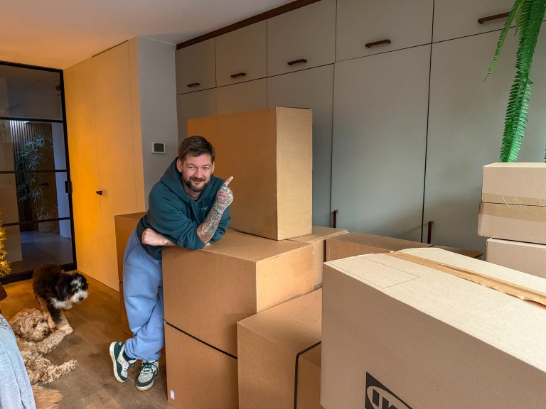 Jan Willem tussen alle ikea dozen