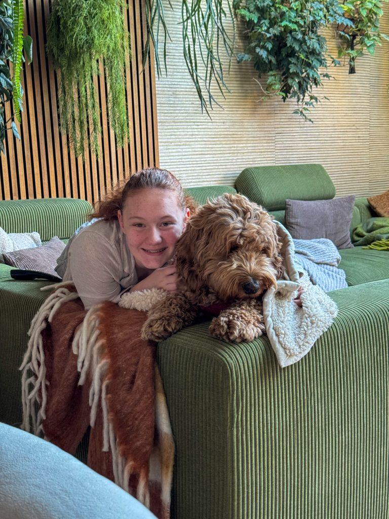 Amaranthe en Teun samen onder een deken op de bank