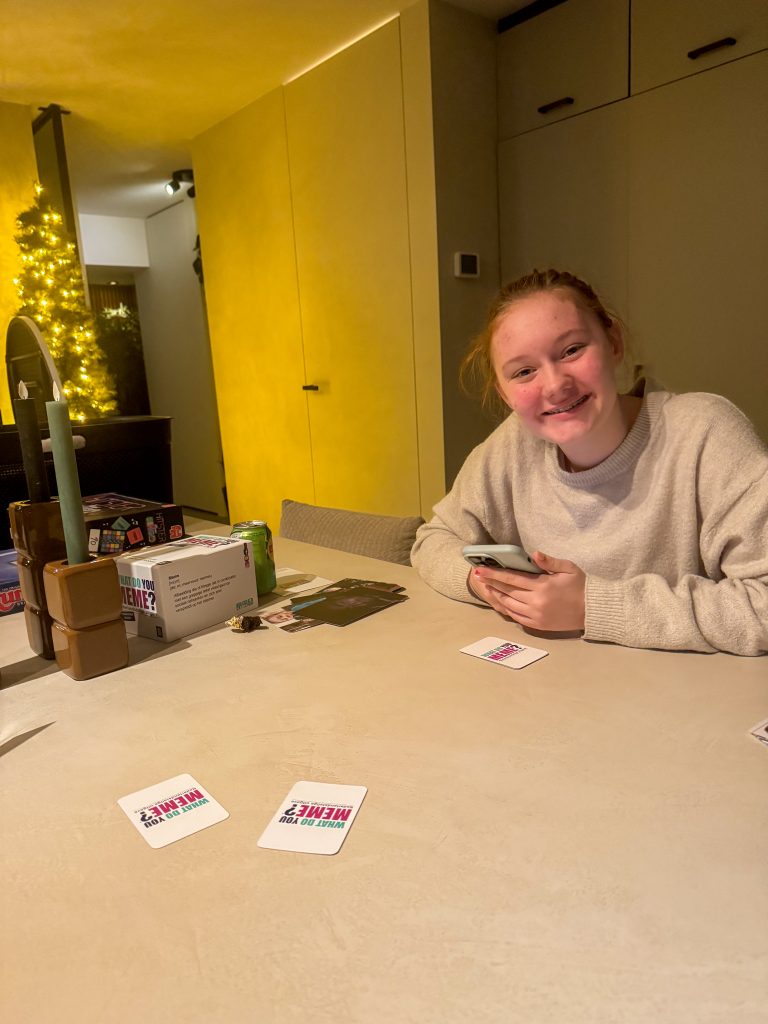 Amaranthe tijdens een gezellige spelletjesavond aan tafel