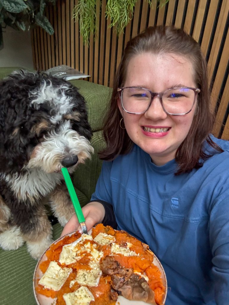 Zoete aardappel met kaas eten op de bank