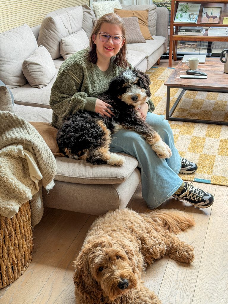 Thuis bij familie over de kook: week 49. Beaudine zit met de honden op de bank