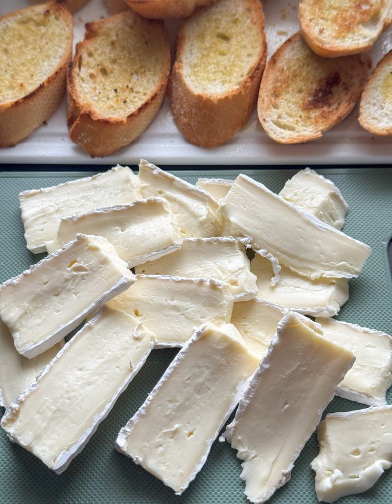 brie snijden in plakjes