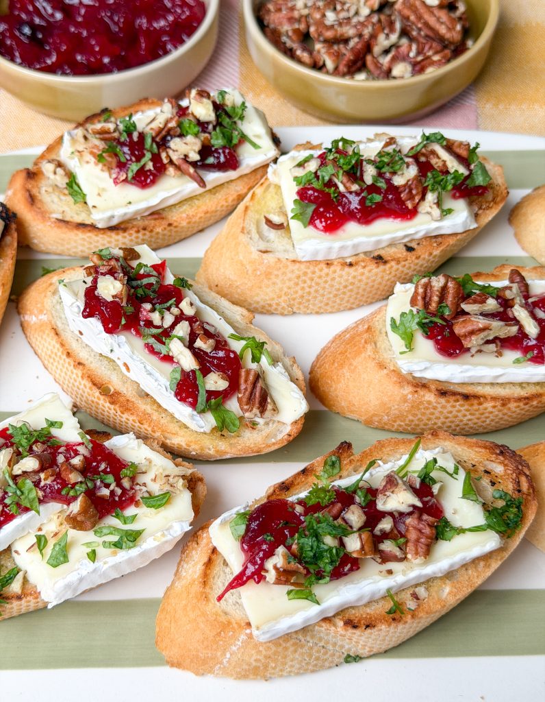 Bruschetta met brie, cranberry compote en fijngehakte pecannoten