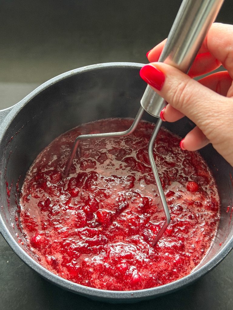 Cranberries die tijdens het koken kort worden geprakt in de pan