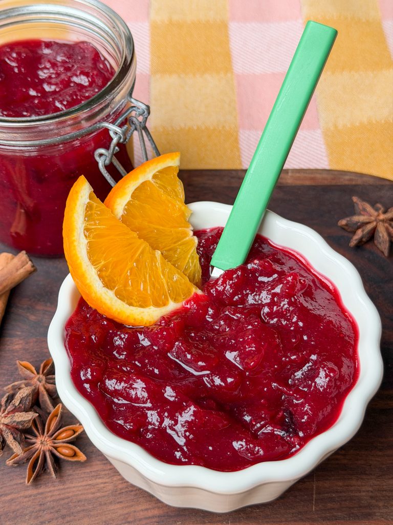 Cranberry compote recept met sinaasappel en specerijen in wit schaaltjes