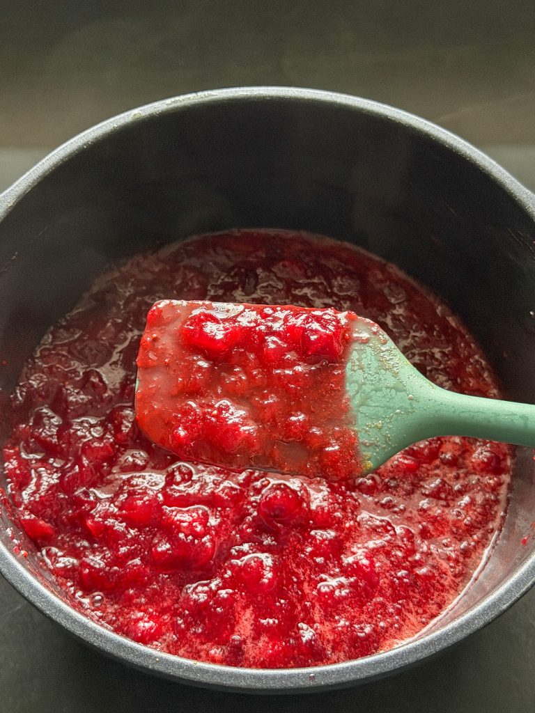 Dikke cranberry compote met zichtbare stukjes