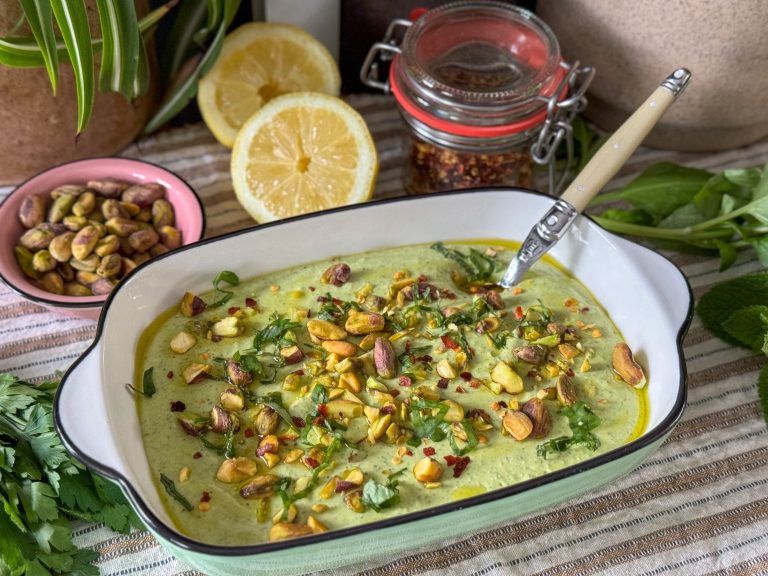 Romige feta dip met pistache, kruiden en citroen. Een feestelijke kerst dip voor op de borrelplank