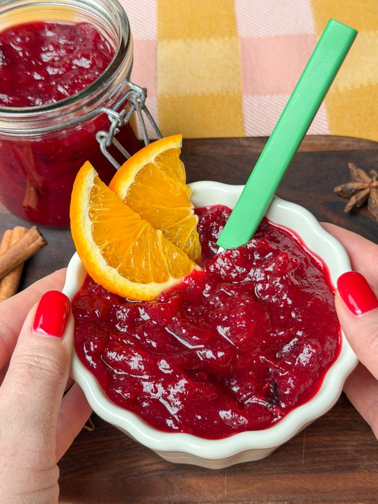 Huisgemaakte cranberry compote met sinaasappel en specerijen