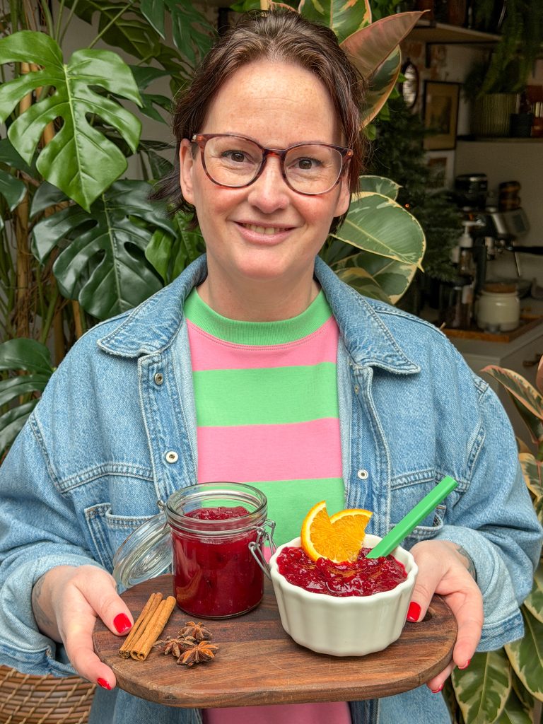 Marie Louise serveert zelfgemaakte cranberry compote op houten plank