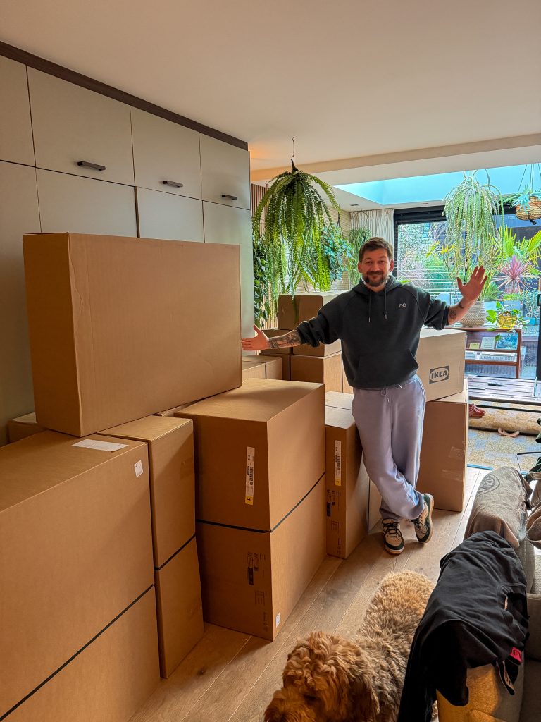 Jan Willem begint met de bank in elkaar zetten