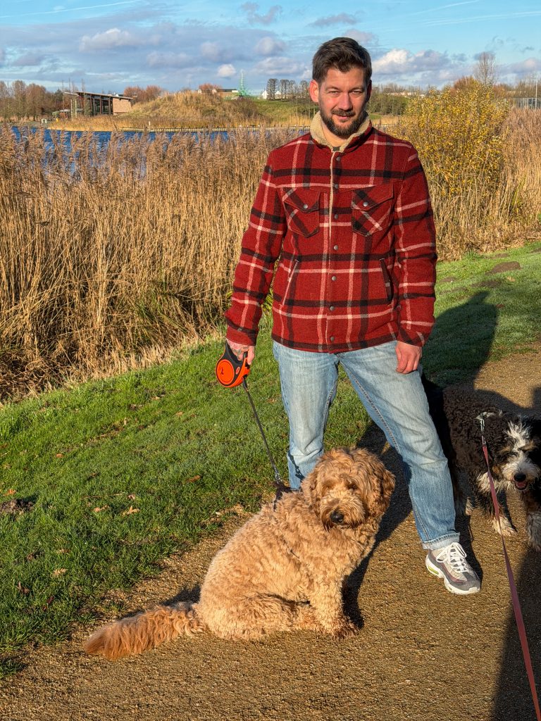 Thuis bij familie over de kook: week 49. jan willem wandelt met teun in winterzon tijdens hondenuitlaat