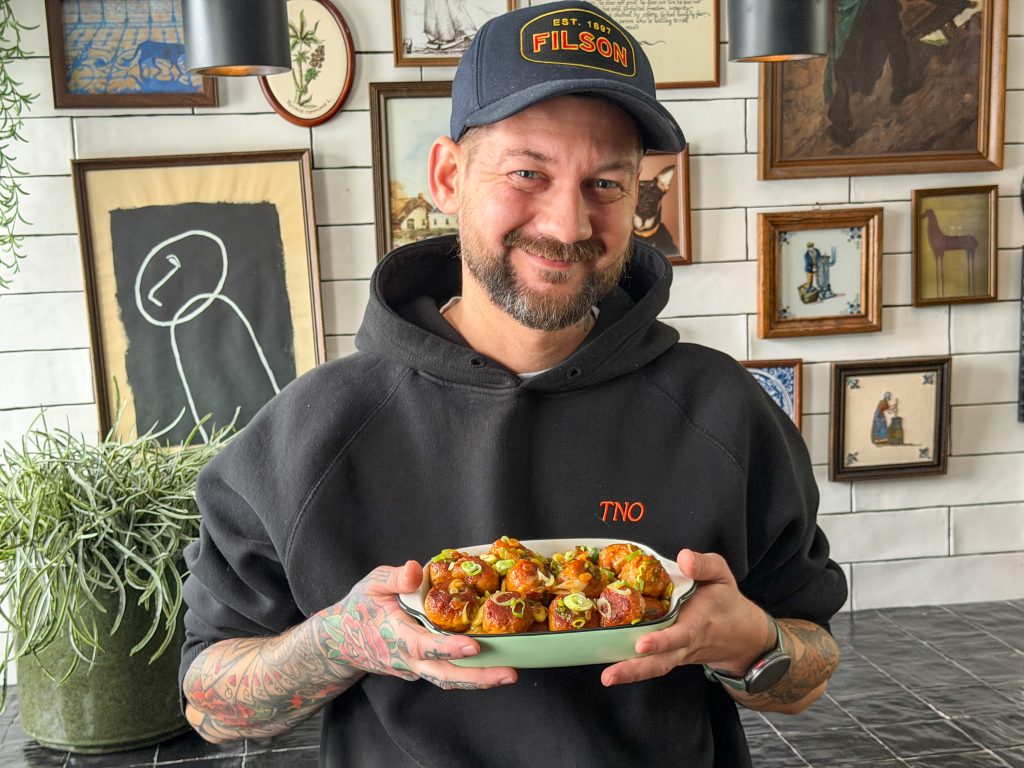 Jan Willem houdt schaal warme kipgehaktballetjes met cheddar vast