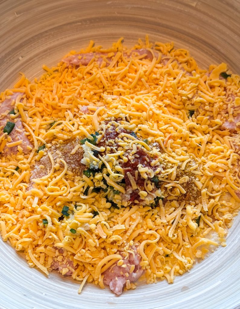 Mengsel van kipgehakt met cheddar, sambal, jalapeño en specerijen