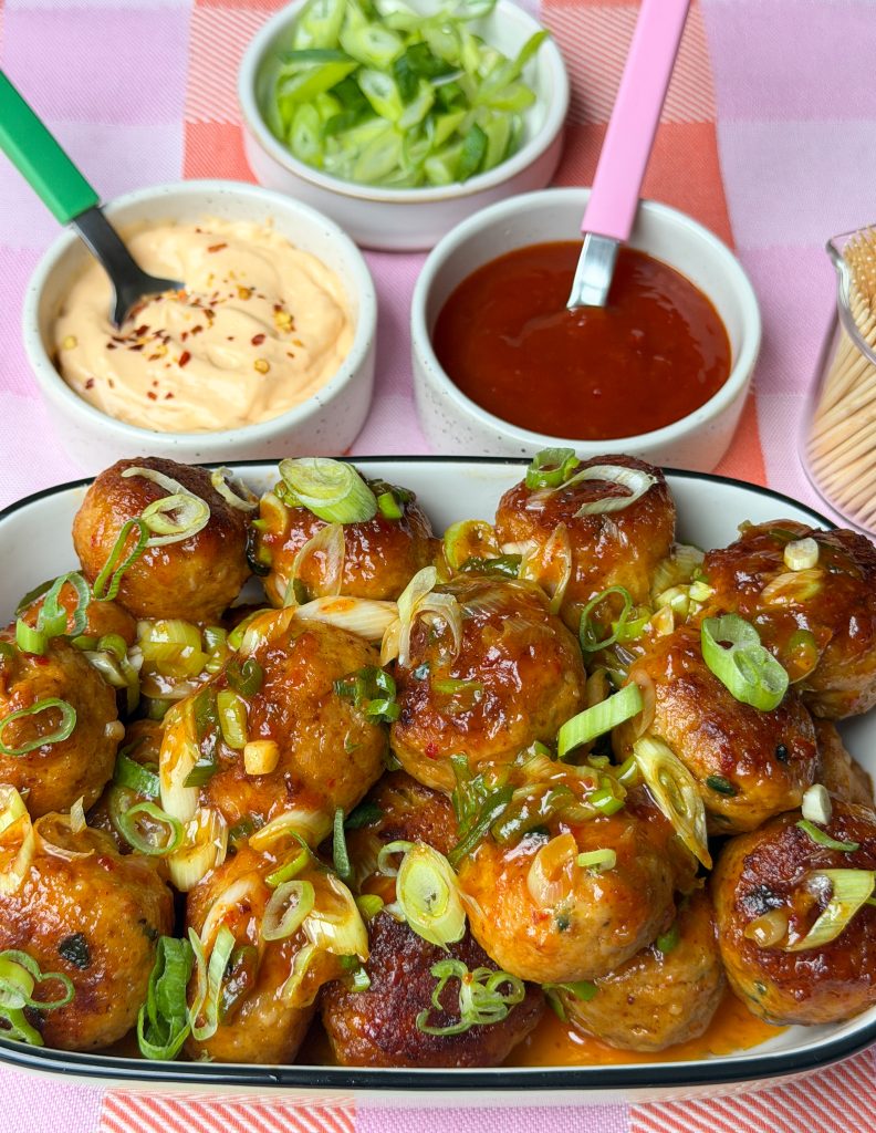 gehaktballetjes met bosui geserveerd met dipsaus voor de borrel