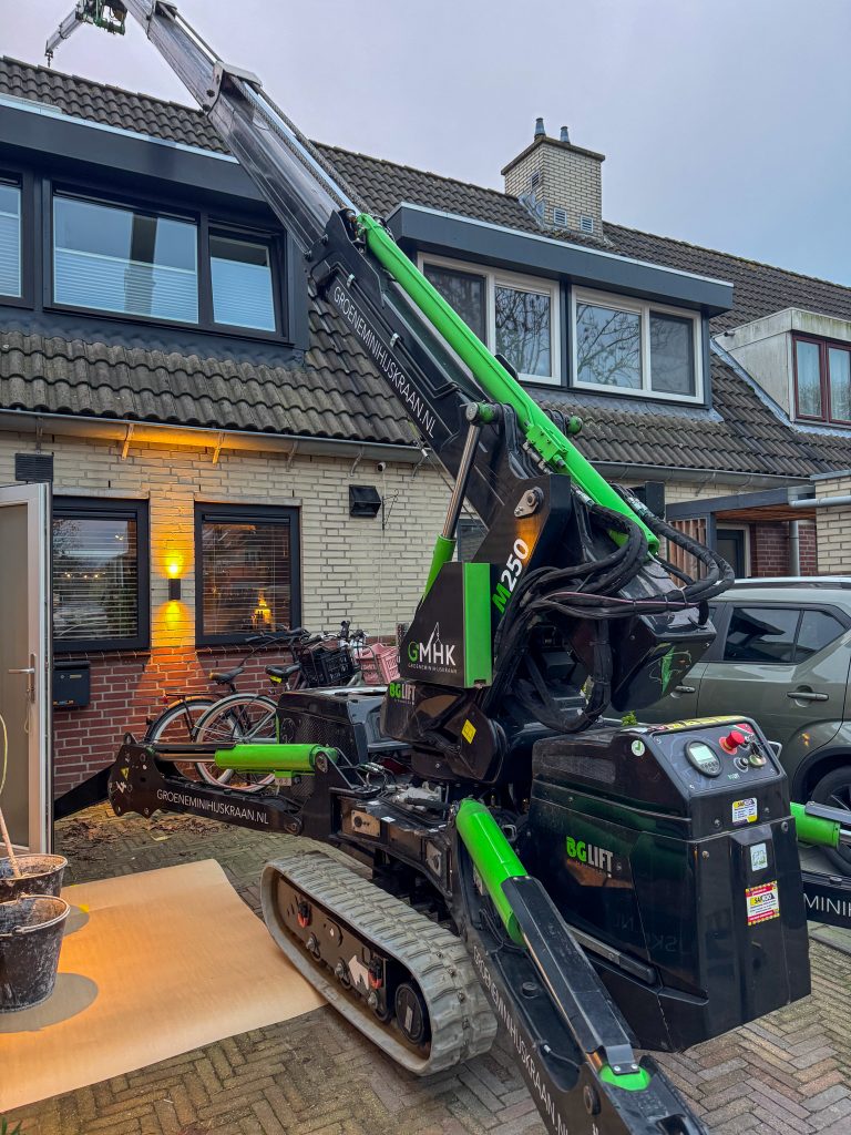 Mini hijskraan voor het huis tijdens kluswerk